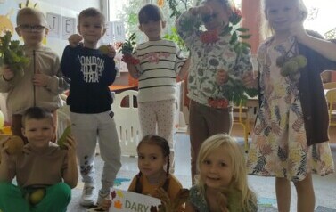 Dzieci z oddziału przedszkolnego z darami jesieni w ręku.
