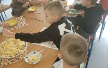 Uczniowie podczas jedzenia sałatki.