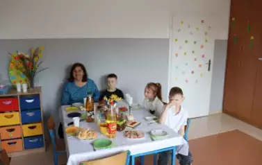 2025.04.16 śniadania wialkanocne w klasach (6)