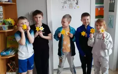 2025.04.10 przygotowywanie żonkili przez uczni&oacute;w (2)