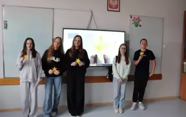 2025 kwiecień - wykonywanie żonkili przez uczni&oacute;w