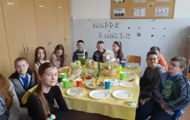 2025.04.16 śniadania wialkanocne w klasach (8)