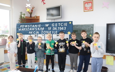 16_04_2026 Pamiętamy &ndash; udział naszej szkoły w Akcji Żonkile (11)