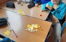 2025.04.10 przygotowywanie żonkili przez uczni&oacute;w (1)