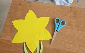 2025 kwiecień - wykonywanie żonkili przez uczni&oacute;w