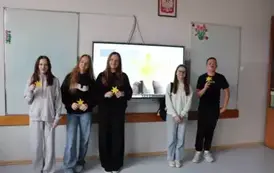 2025 kwiecień - wykonywanie żonkili przez uczni&oacute;w