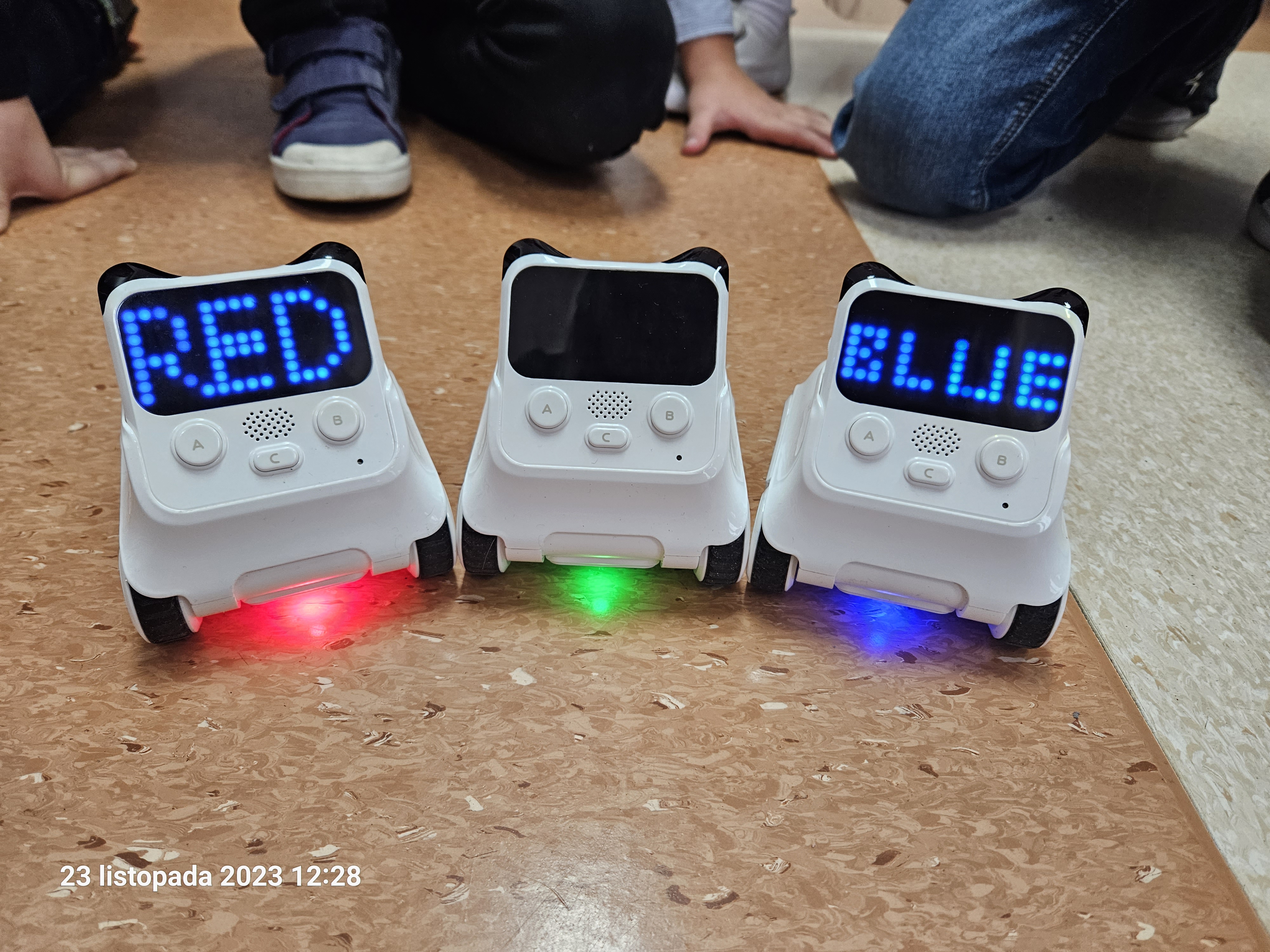 Na zdjęciu są roboty edukacyjne wyświetlające napis "red", "blue" i "green" oraz odpowiednio diody w kolorach.