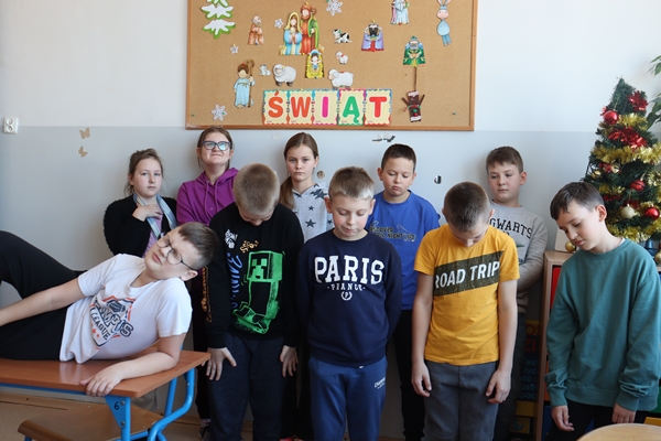Grupa uczniów pokazująca co czuje za pomocą mimiki twarzy.
