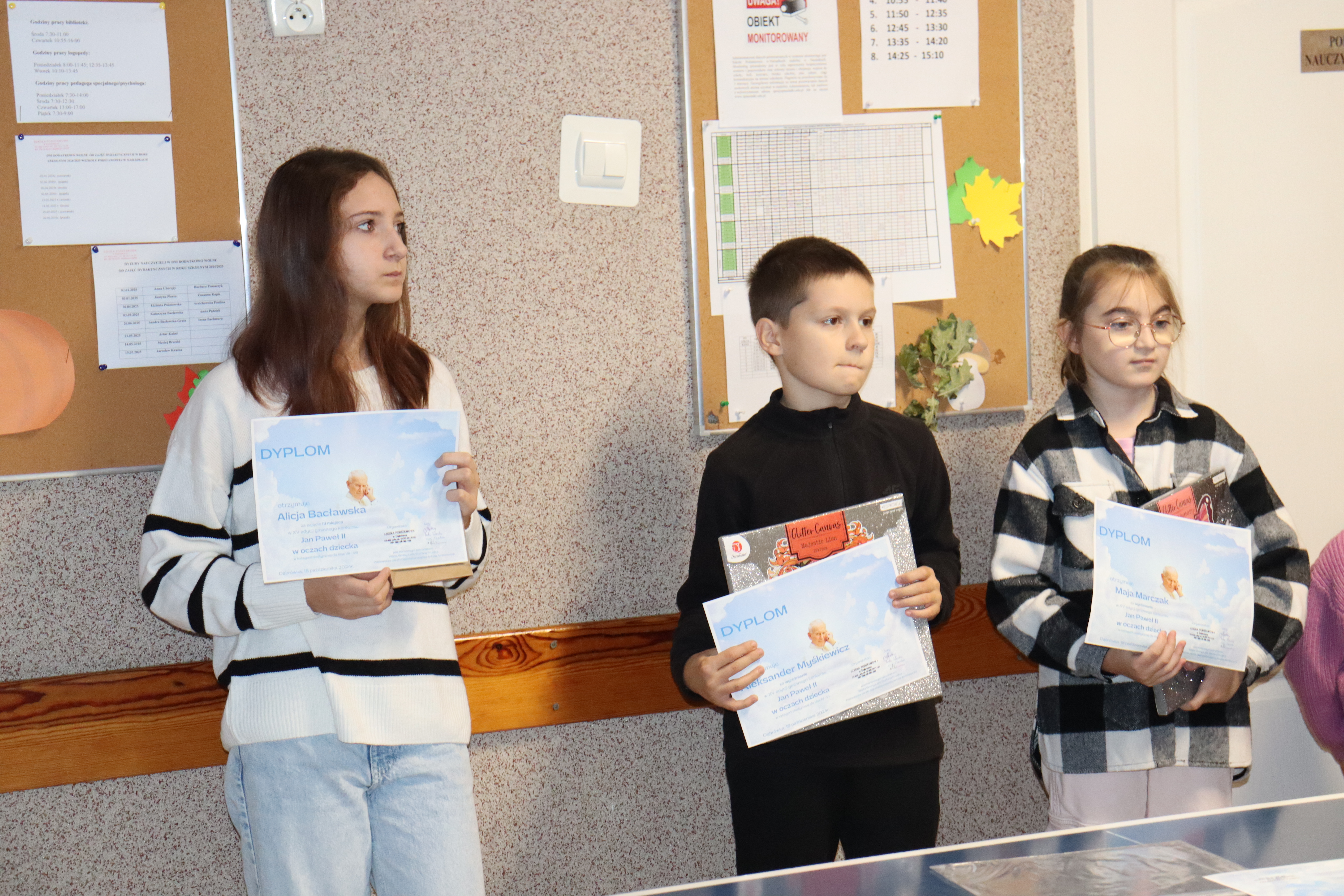 Uczniowie z&nbsp;dyplomami za udział w&nbsp;konkursie.