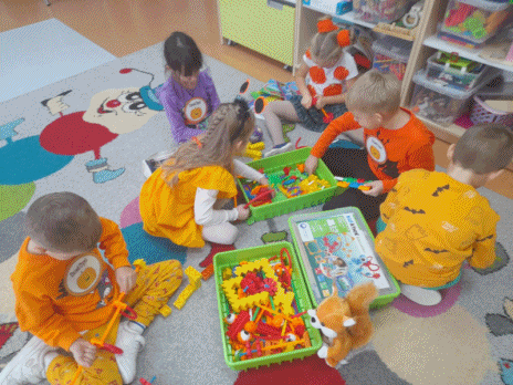 Pokaz zdjęć przedstawiający wykorzystanie sprzętu zakupionego w ramach programu Laboratoria Przyszłości.