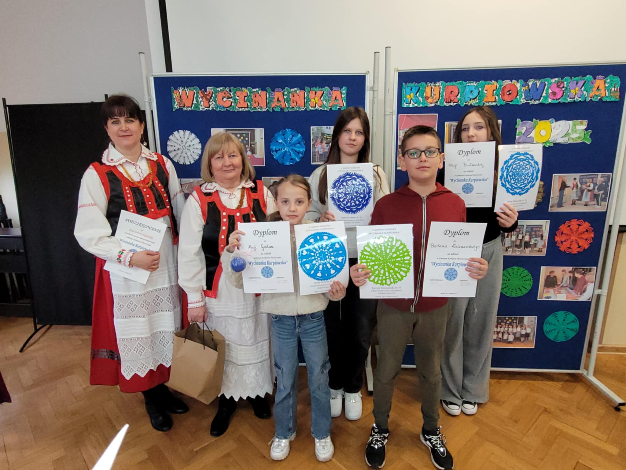 Uczniowie z&nbsp;wykonanymi własnoręcznie wycinankami kurpiowskimi.