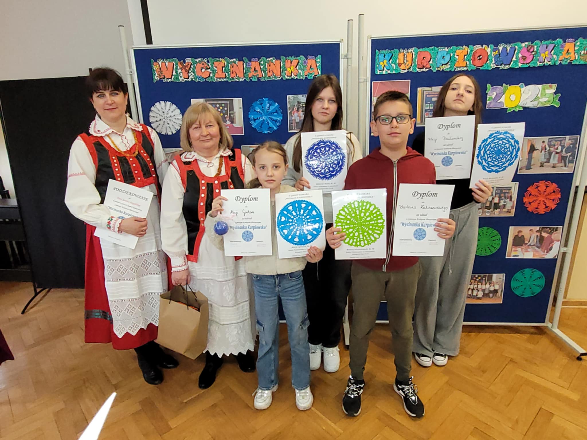 Uczniowie z&nbsp;wykonanymi własnoręcznie wycinankami kurpiowskimi.