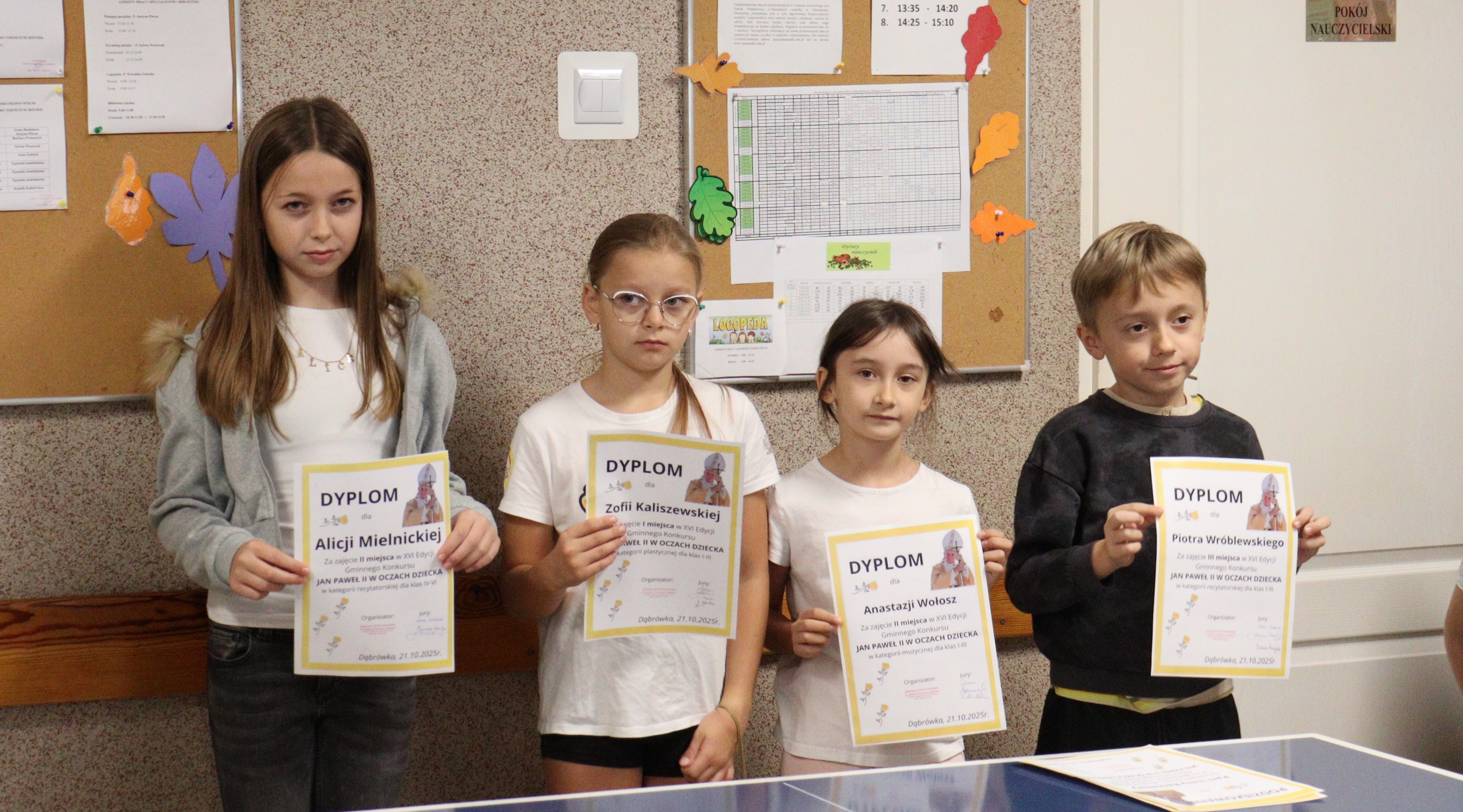 Uczniowie z&nbsp;dyplomami za udział w&nbsp;konkursie.