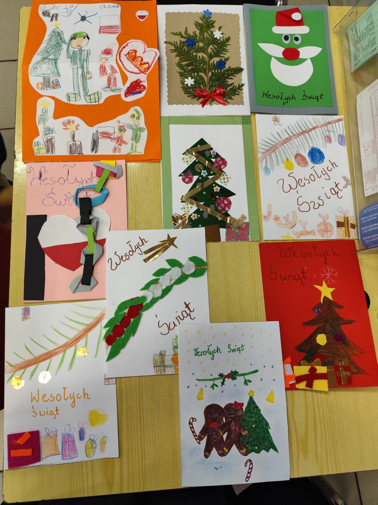 Kartki wykonane przez uczni&oacute;w.
