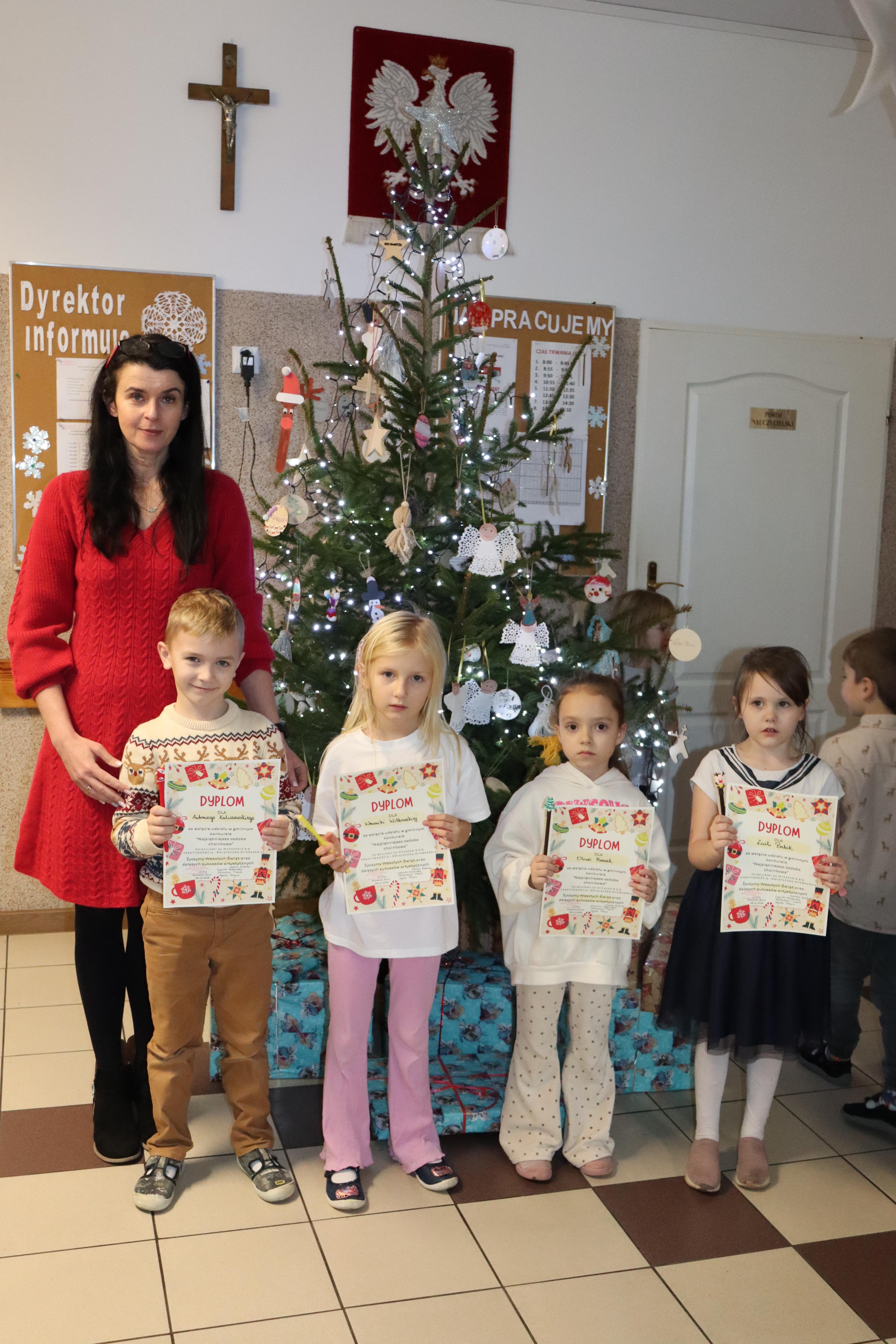 Pani Dyrektor z&nbsp;nagrodzonymi przedszkolakami.