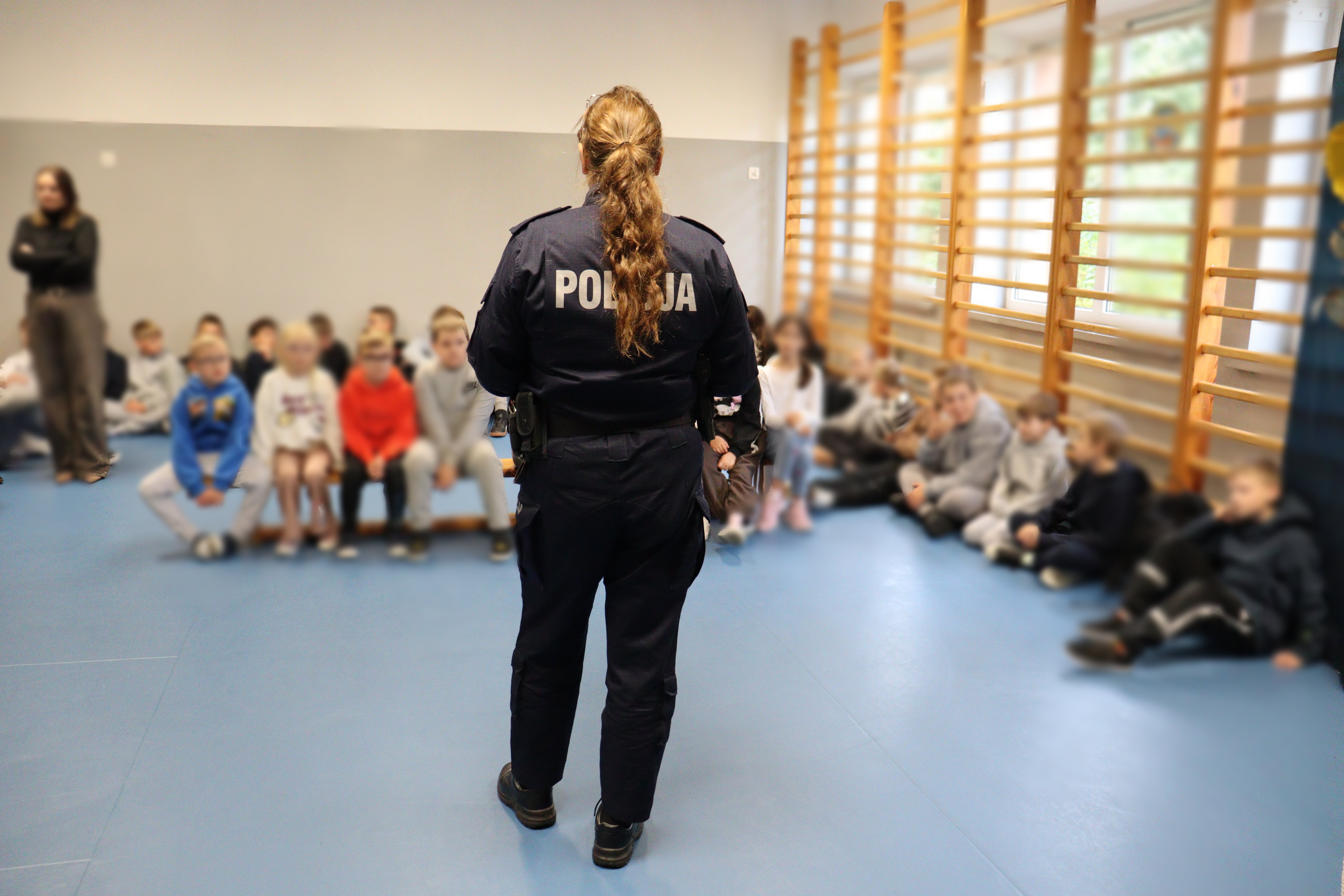 Policjantka i&nbsp;uczniowie w&nbsp;sali.
