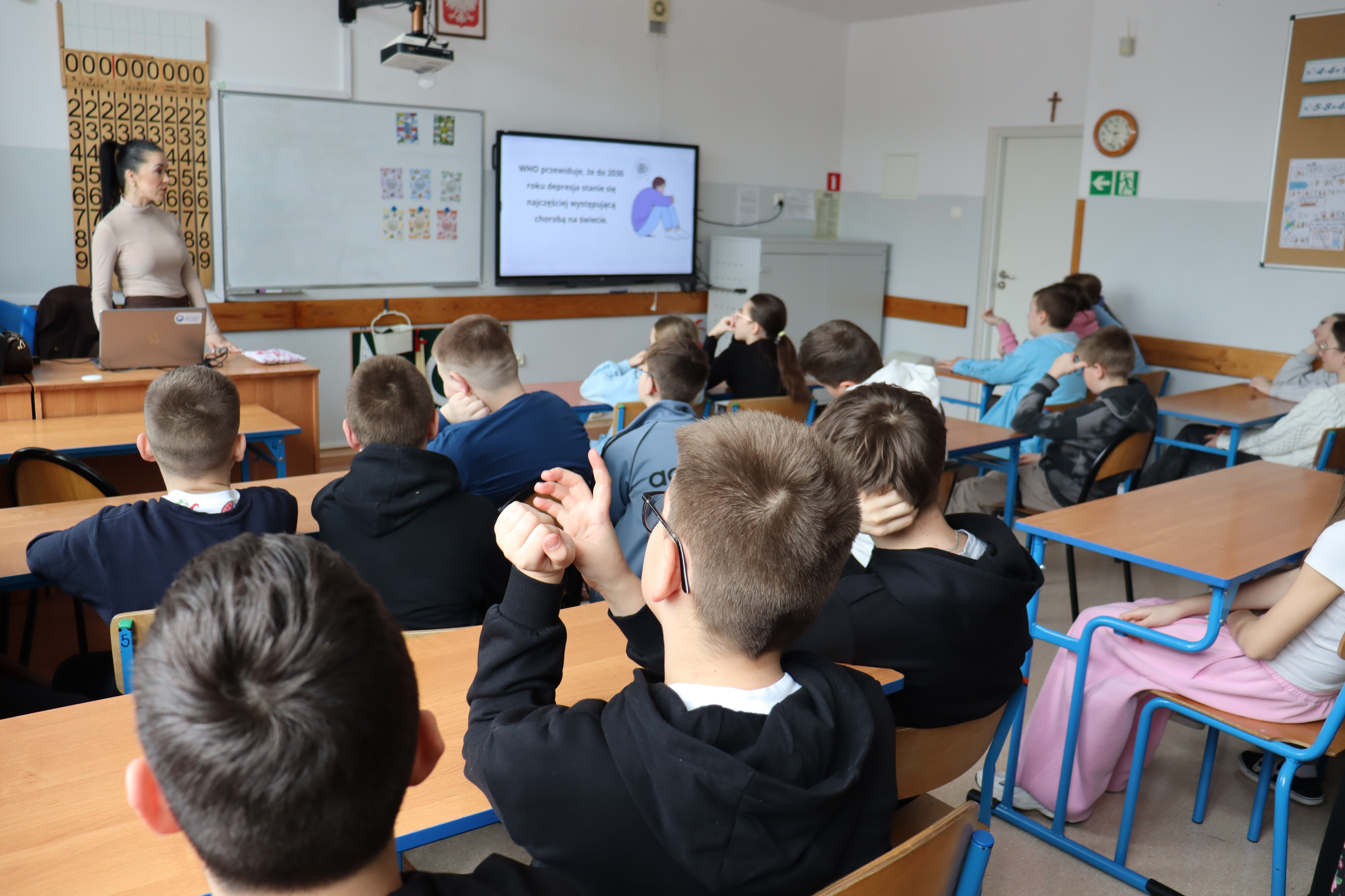 Uczniowie w&nbsp;sali lekcyjnej podczas pogadanki z&nbsp;psychologiem.