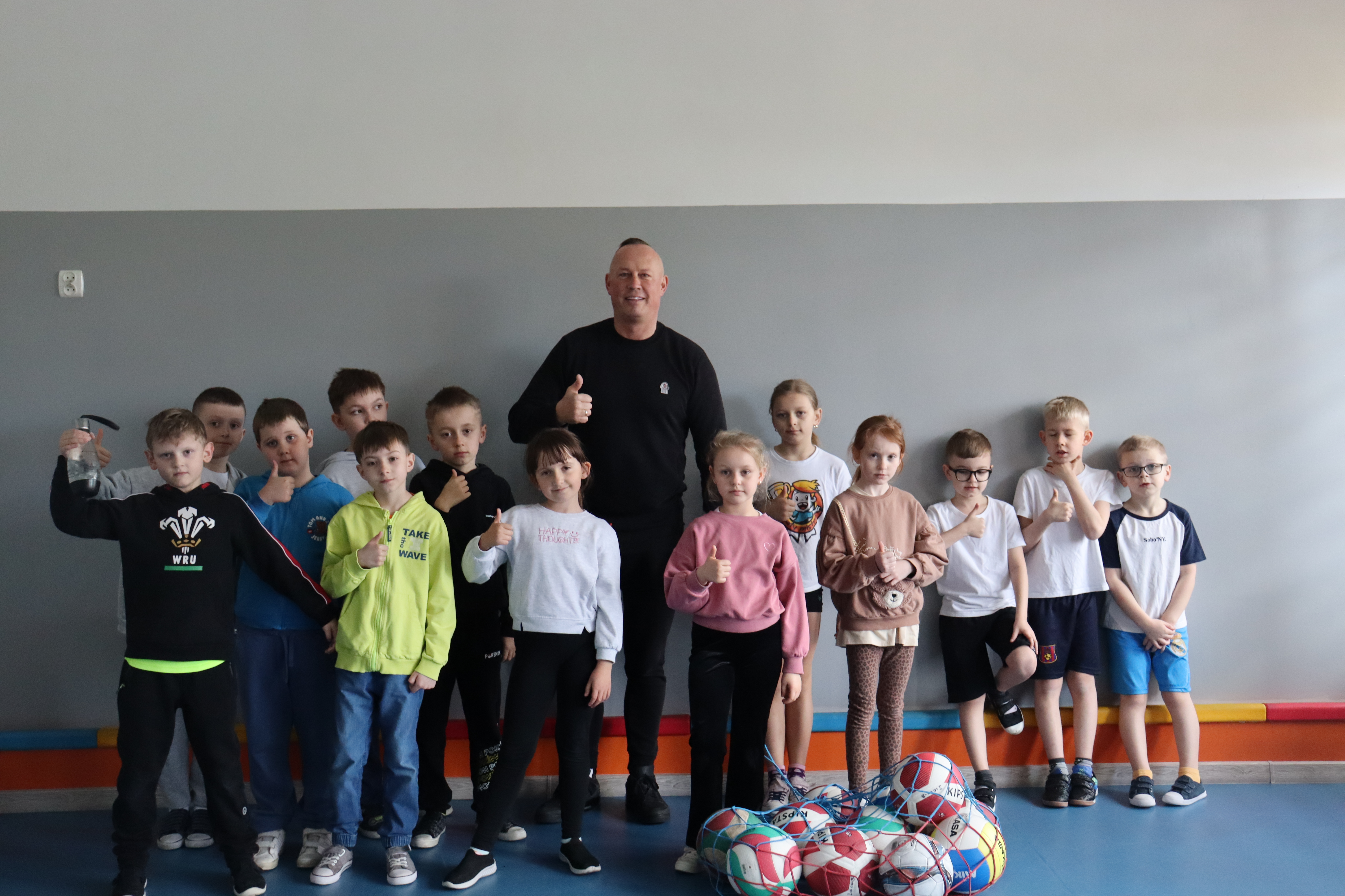 Uczniowie z&nbsp;gościem na&nbsp;sali sportowej.