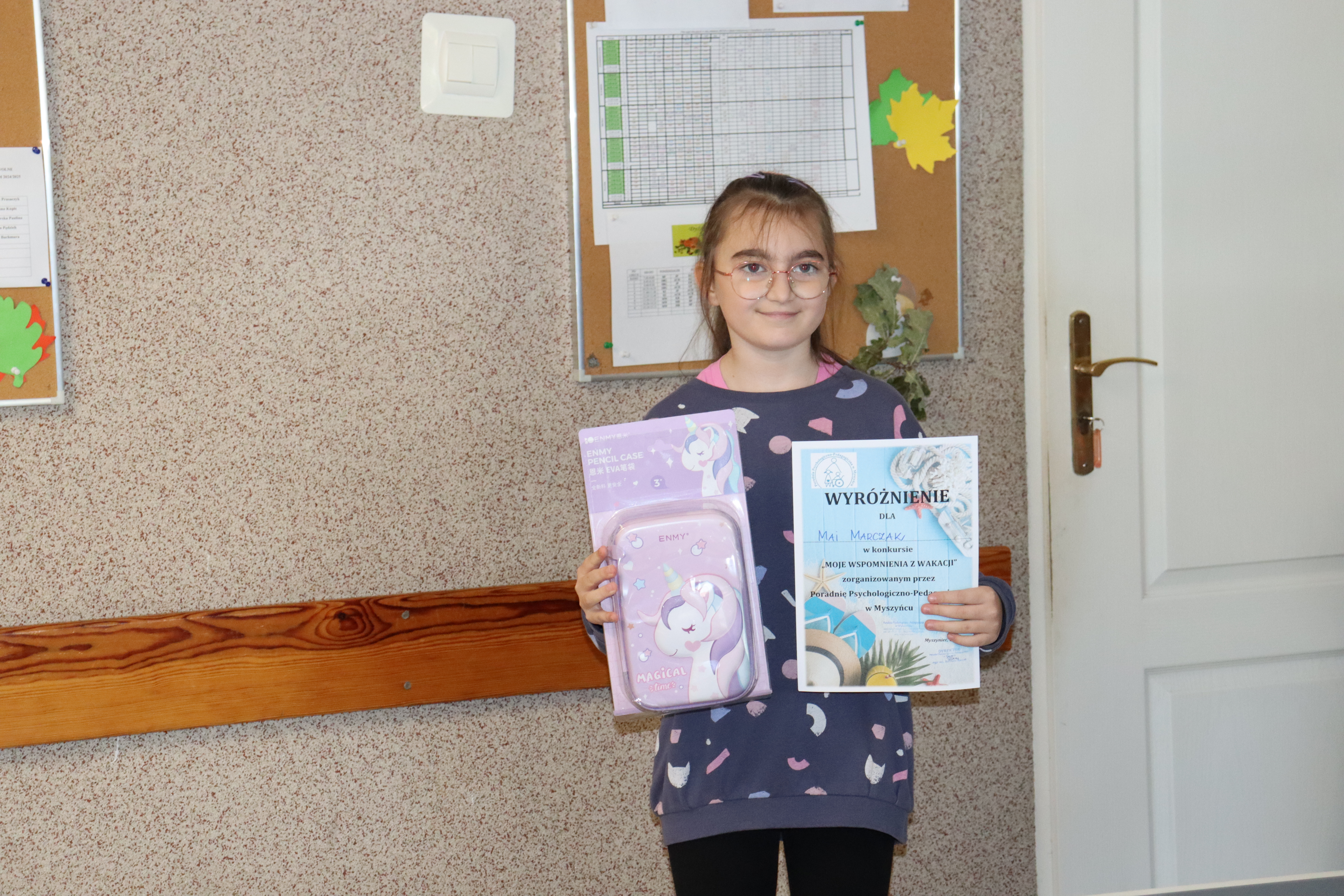 Uczennica z&nbsp;otrzymanym dyplomem i&nbsp;nagrodą.