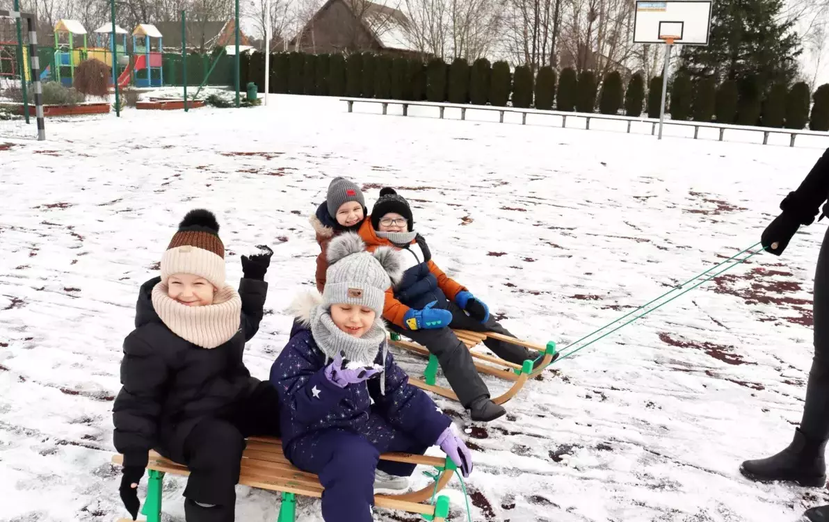 Zdjęcie do Zabawy przedszkolak&oacute;w na śniegu