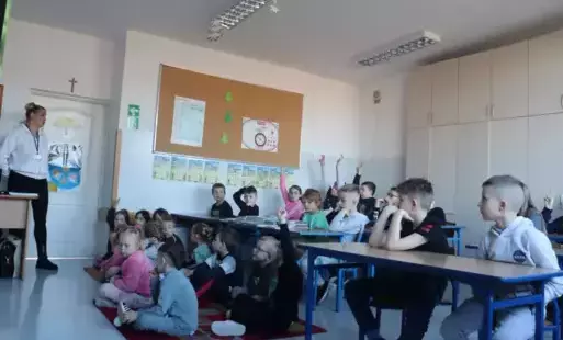 Zdjęcie do Spotkanie klas 0 -3 z przedstawicielem KRUS Panią Hanną Suska