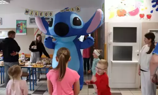 Stitch i uczniowie szkoły.