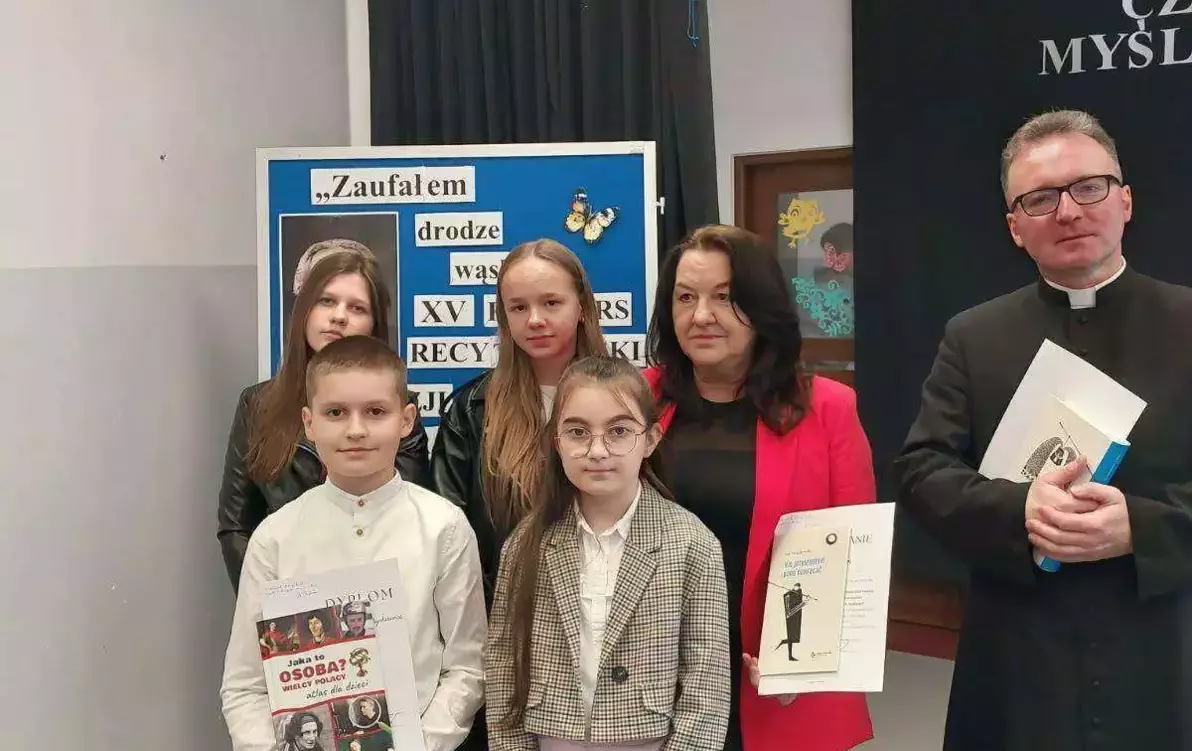 Zdjęcie do Konkurs recytatorski poezji ks. Jana Twardowskiego.