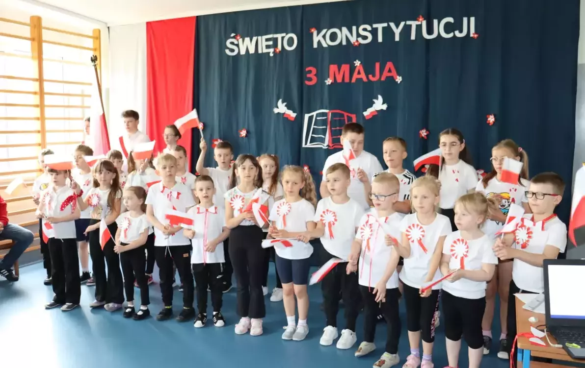 Zdjęcie do Uroczysty apel z okazji Święta Konstytucji 3 Maja i szkolny bieg na boisku