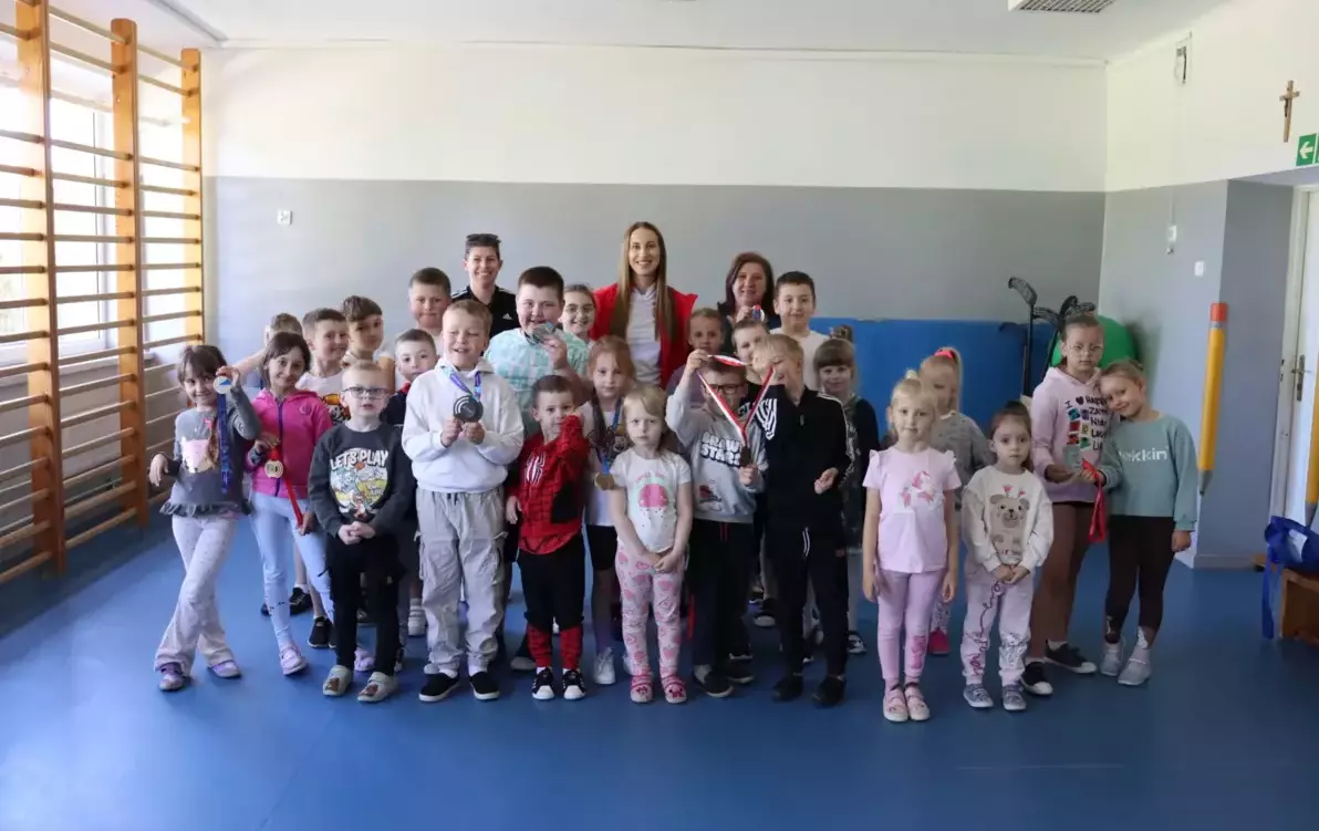 Zdjęcie do Spotkanie z Mistrzem &ndash; Niezapomniana wizyta znanego sportowca w naszej szkole