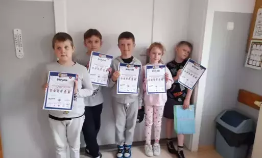 Uczniowie z dyplomami.