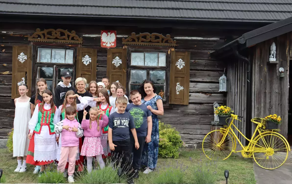 Zdjęcie do Żywe spotkanie z dziedzictwem kulturowym Kurpiowszczyzny  -zajęcia regionalne w chacie kurpiowskiej w Szafarczyskach