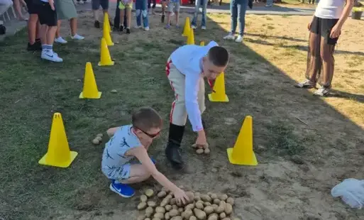 Uczniowie podczas wykonywania konkurencji sportowej.