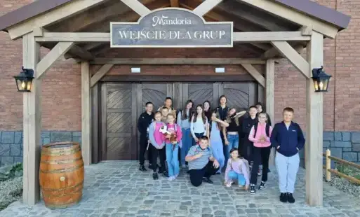 Grupa uczniów przed wejściem do Mandorii.