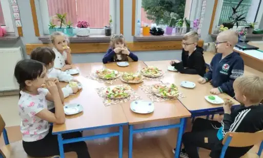 Uczniowie klasy I z samodzielnie przygotowanymi kanapkami.