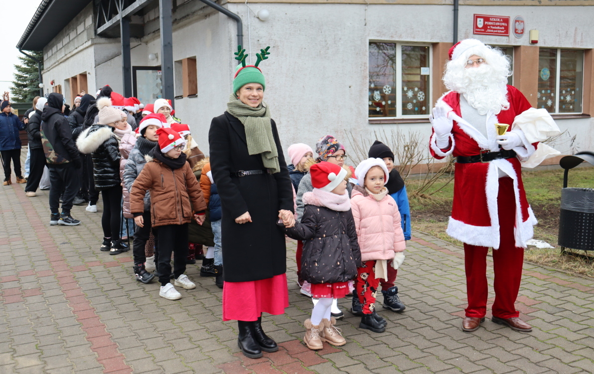 Zdjęcie do Świąteczne spotkanie z Mikołajem i marsz po zdrowie w naszej szkole