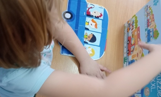 Dziecko i ułożone puzzle.