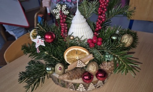 Stroik wykonany na warsztatach przedszkolaków z rodzicami.