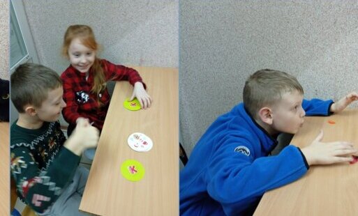 Uczniowie podczas wykonywania ćwiczeń logopedycznych.