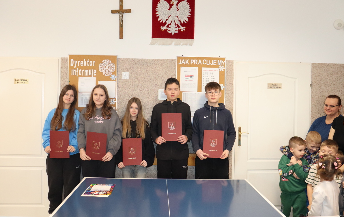 Zdjęcie do Uczniowie naszej szkoły z Nagrodą Edukacyjną W&oacute;jta Gminy Lelis