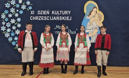 Uczniowie w strojach kurpiowskich.