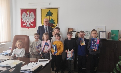 dzieci pojechały na wycieczkę do urzędu gminy