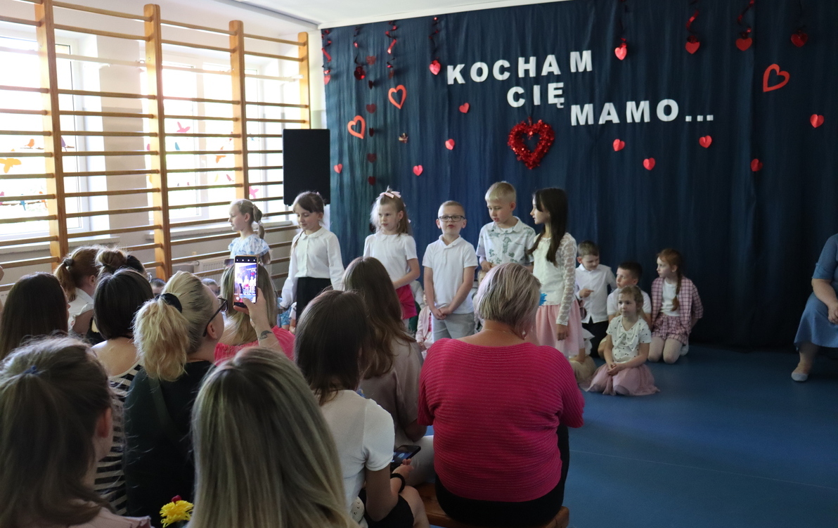 Zdjęcie do Wyjątkowy Dzień Matki w naszej szkole &ndash; mn&oacute;stwo radości i kurpiowskich tradycji!