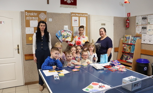 uczniowie dostają nagrody czytelnicze