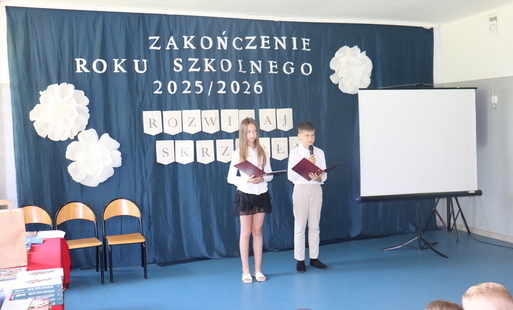 Uczniowie prowadzący uroczystość.