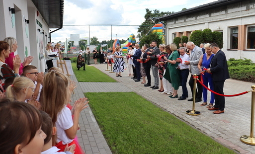 Uroczyste przecięcie wstęgi podczas otwarcia przedszkola.