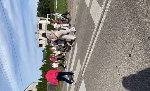 Uczniowie z nauczycielami na przejściu dla pieszych.