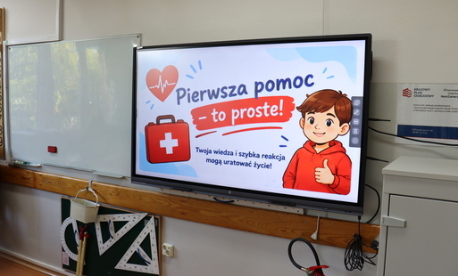 Tablica multimedialna z napisem: "Pierwsza pomoc - to proste".