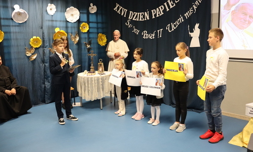 Grupa uczniów trzymająca plakaty z hasłami: marzenia, odwaga, drugi człowiek, nadzieja, przebaczenie.