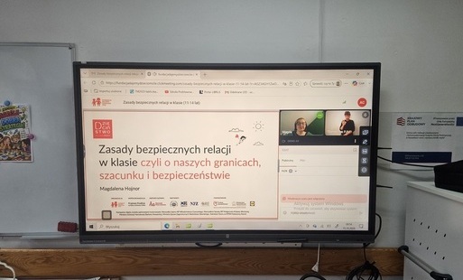 Monitor z wyświetlonym slajdem "Zasady bezpiecznych relacji w klasie".