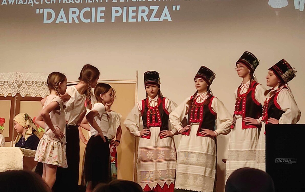 Zdjęcie do Sukces kurpiowskich aktorek-I miejsce za przedstawienie widowiska ,,Chleb w życiu Kurpi&oacute;w&rdquo;